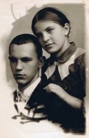 Оксана з братом Віктором, 1939 рік
