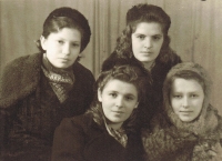 Оксана з подругами з інституту
